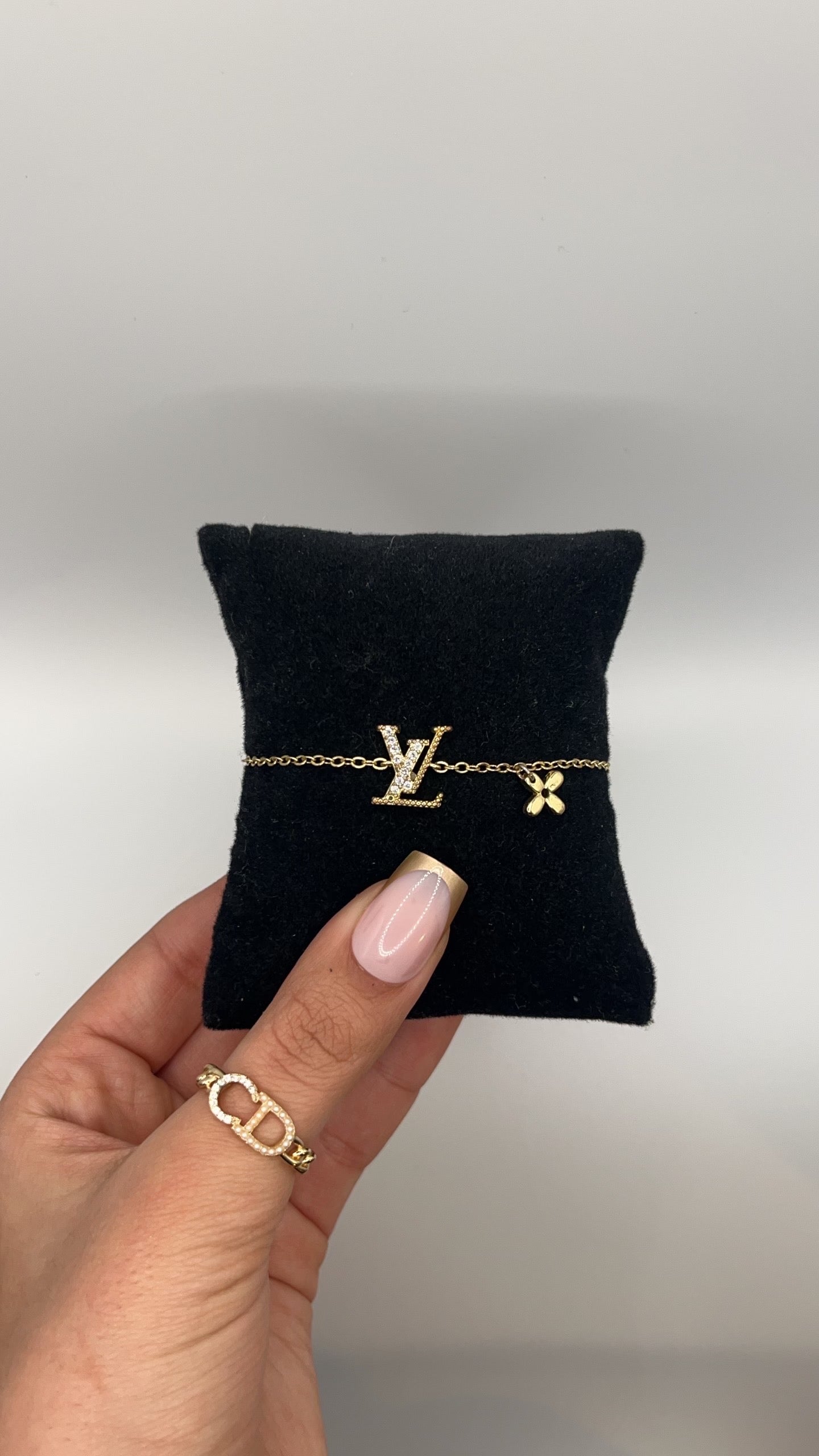 Lara | Pulseira Monograma Dourada