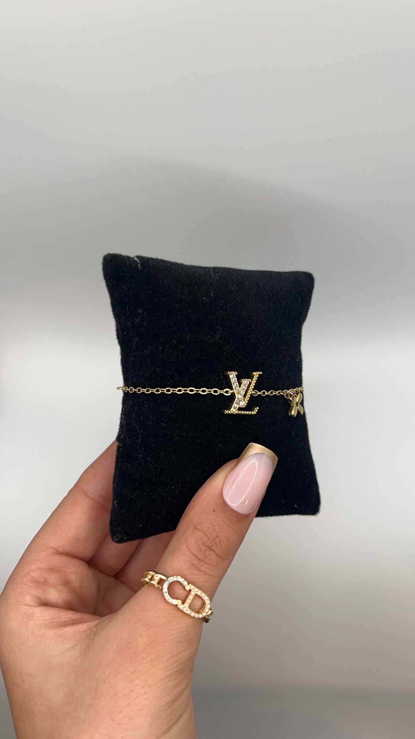 Lara | Pulseira Monograma Dourada