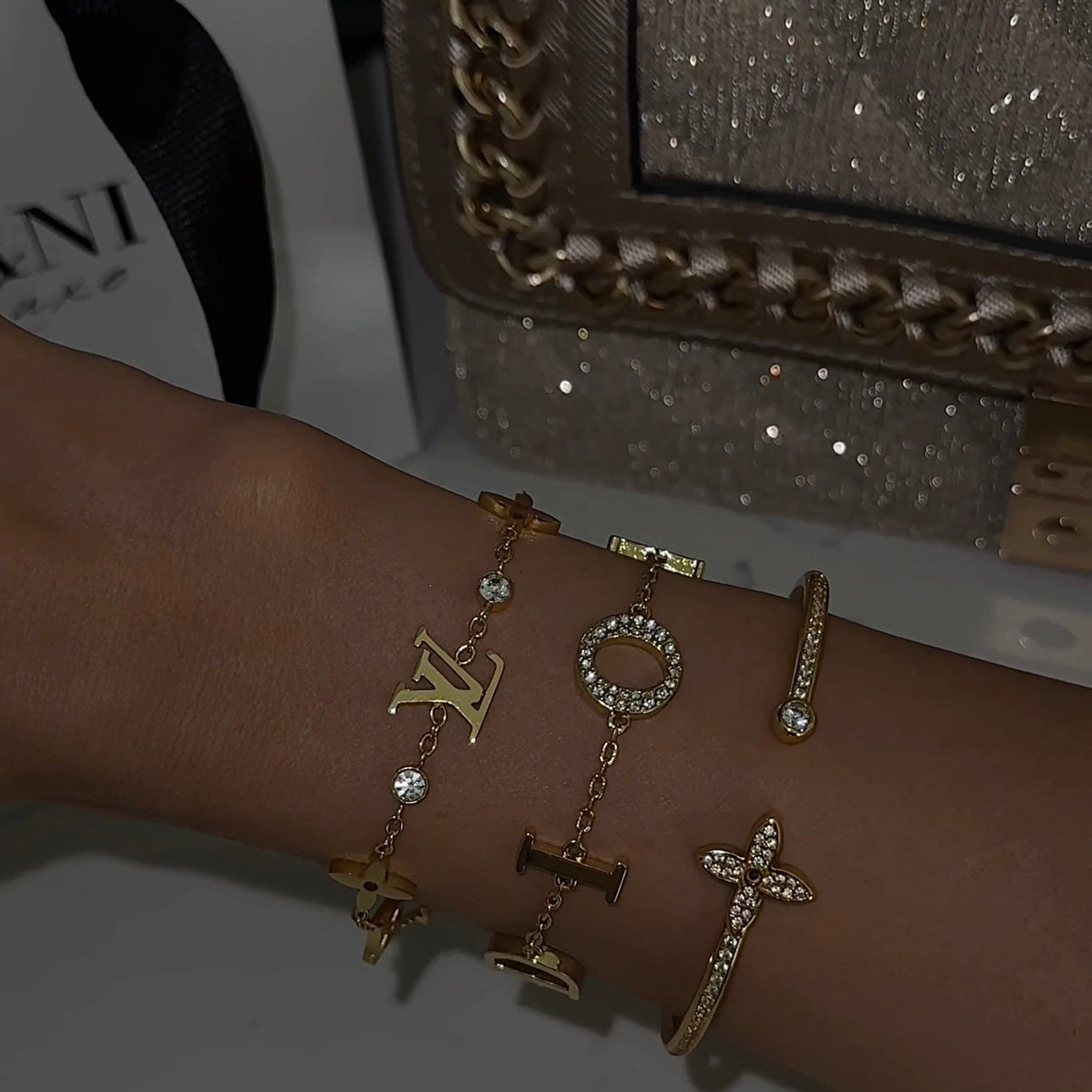 Celine | Pulseira Monograma Dourada