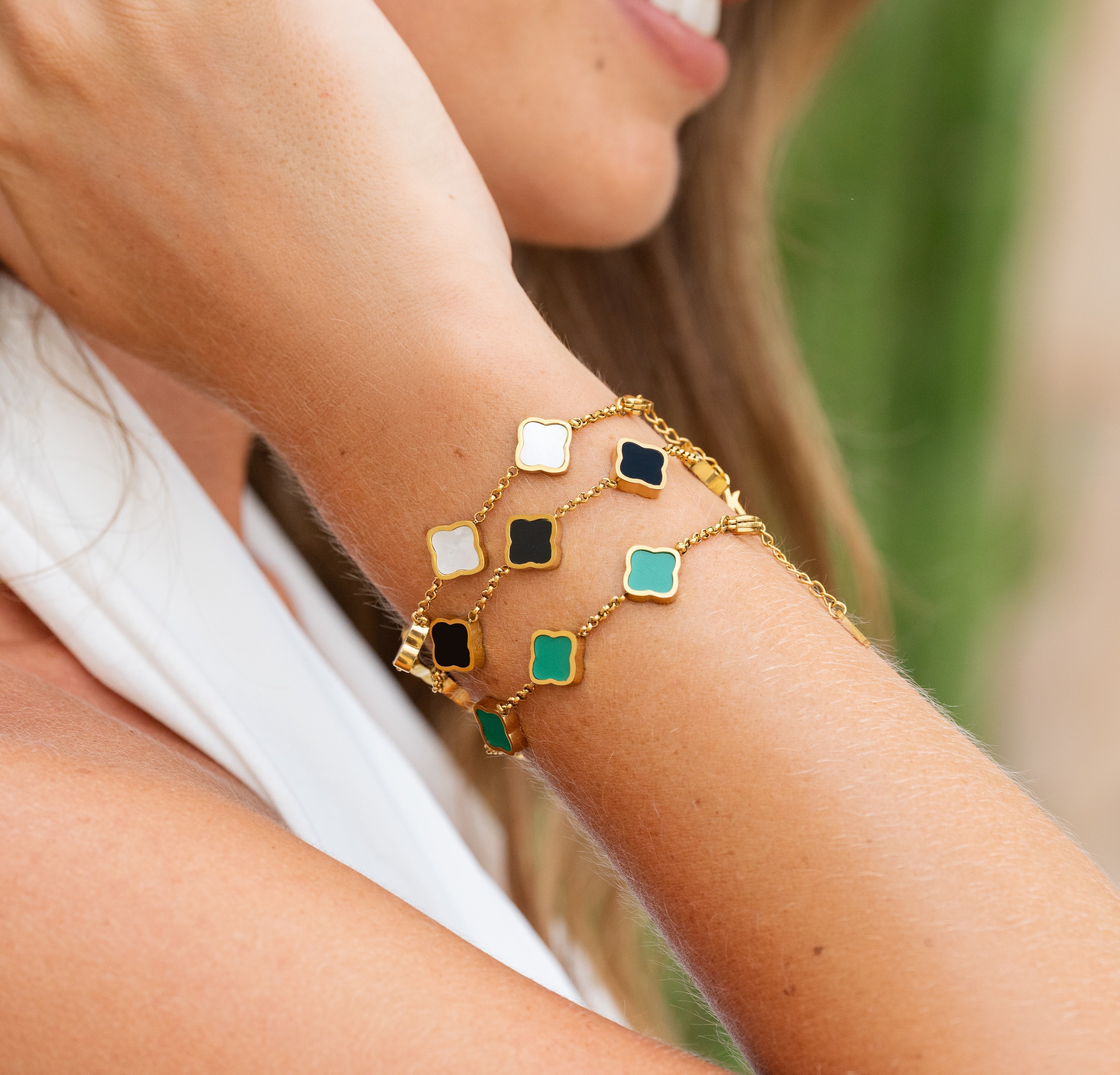 Luna | Pulseira Inicial Trevo Dourada