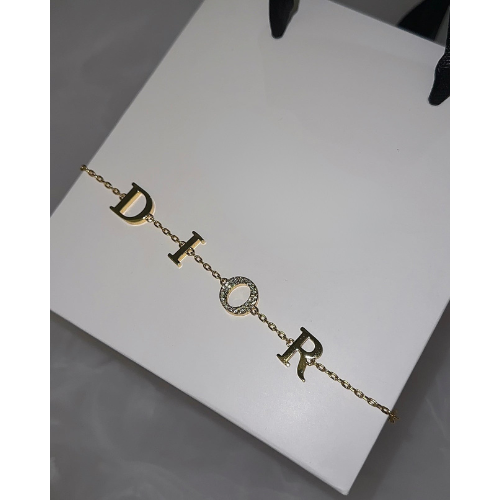 Celine | Pulseira Monograma Dourada
