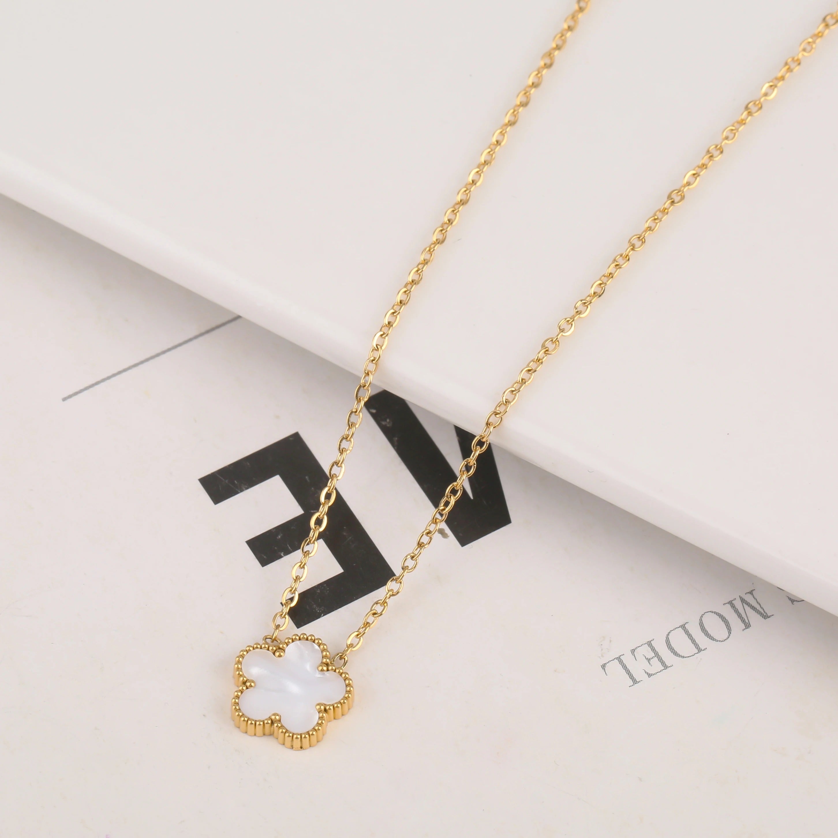 Sofia | Conjunto Trevo Branco Luxo